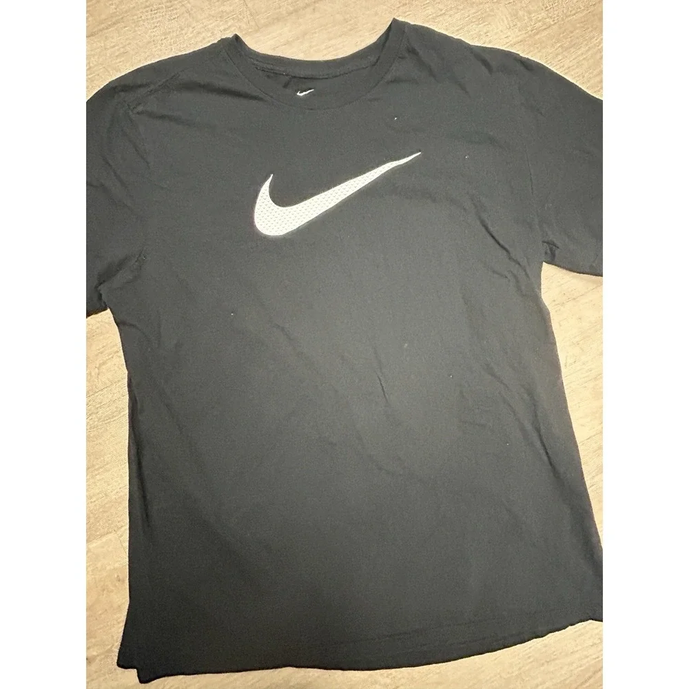Nike Tee T-Shirt Black Center Swoosh - Men's M Athletic‎ Cut